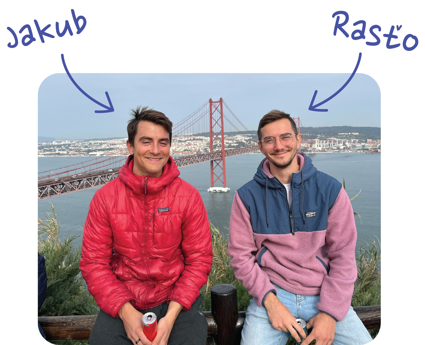 Jakub a Rasto sediaci s mostom v pozadí